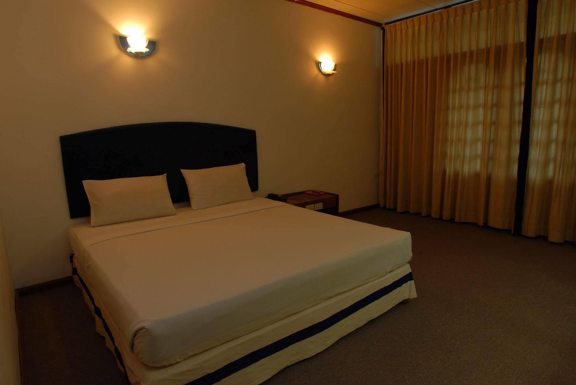 Myanmar Life Hotel Янгон Экстерьер фото